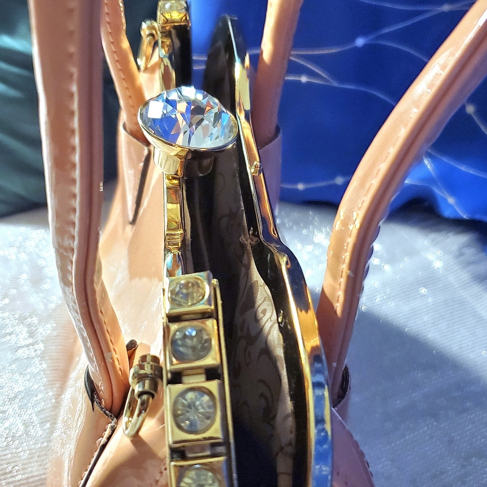 Elegant Handbag with a Vintage-Syle Metal Frame and a Crystal Closure - Picture 9 of 13